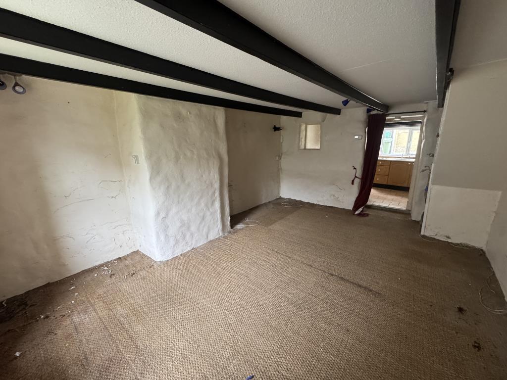 Lot: 142 - COTTAGE FOR IMPROVEMENT - Living room